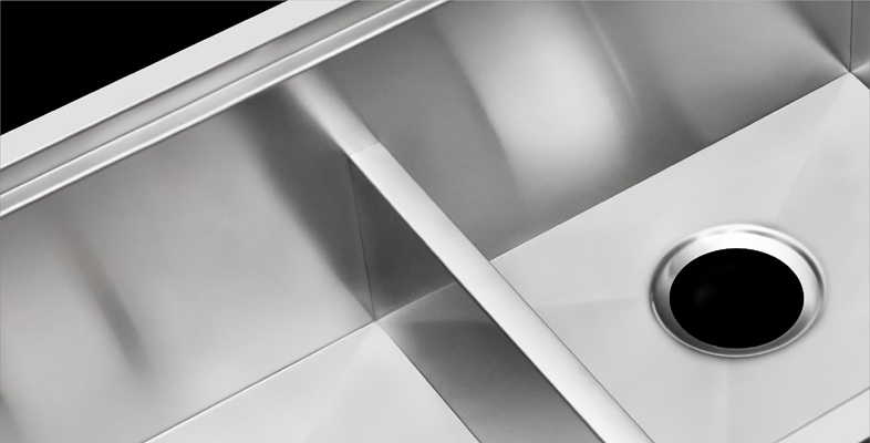 Low divider design in workstation kitchen sink