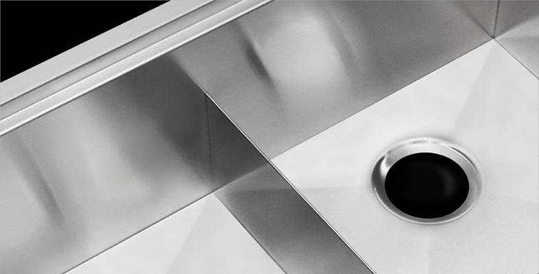Slim low divider design in workstation kitchen sink